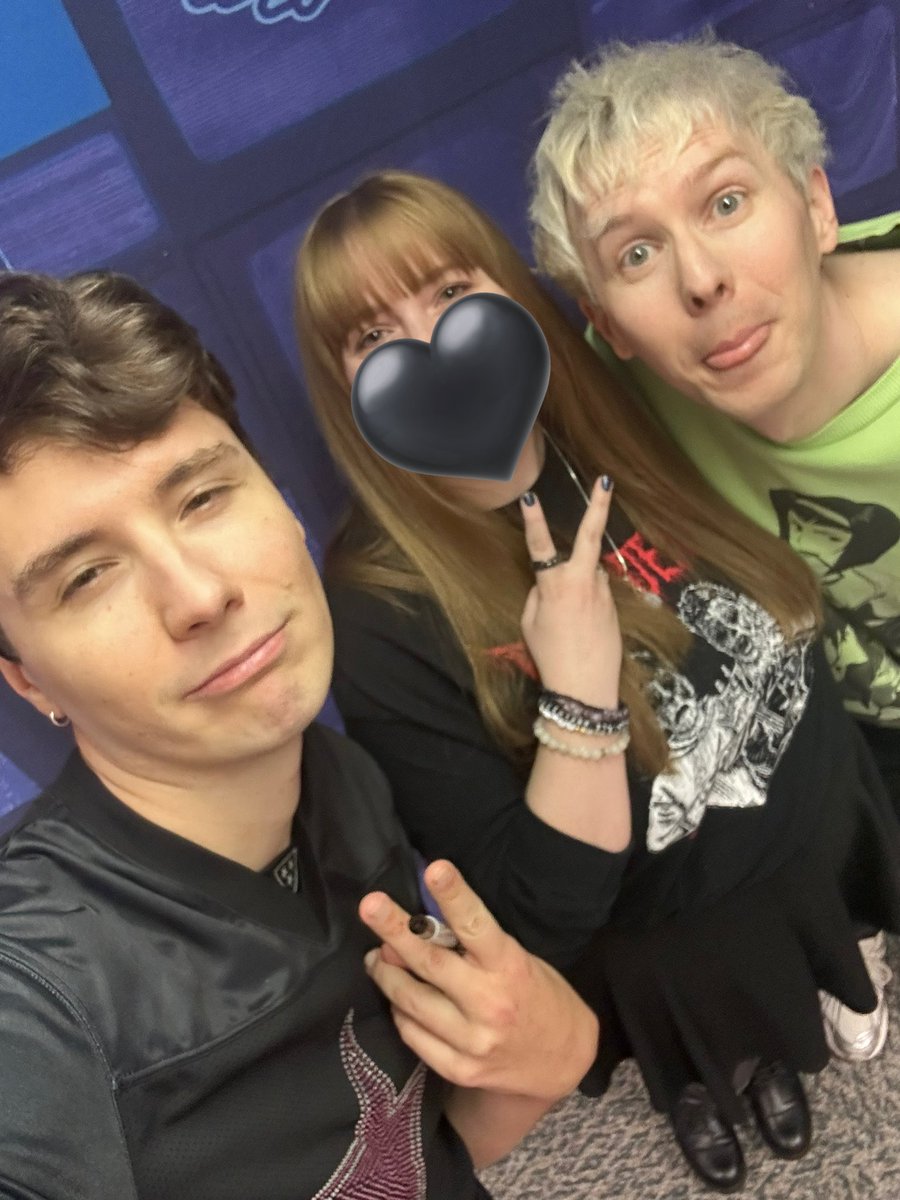 grandesdjo's tweet photo. super late making this post but i met dan and phil last week and they were so sweet!! had the best time ever :) <3 #terribleinfluencetour #titphilly https://t.co/RMOdlERVo3