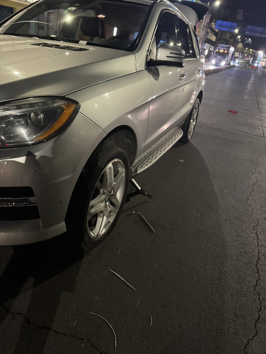 SUPERMARIODOM's tweet photo. Cambiando llanta alas 5 am en Circuito interior. Yo solo más rápido que Redbull ! Y con todo y todo llegue al Aeropuerto para irme a Mérida a la última carrera de @SuperCopaMex @SOBSECDMX @LaSEMOVI @GobCDMX PORFAVOR ARREGLEN LOS BACHES !! 🙏🏻🙏🏻 https://t.co/55PjMx2dE4