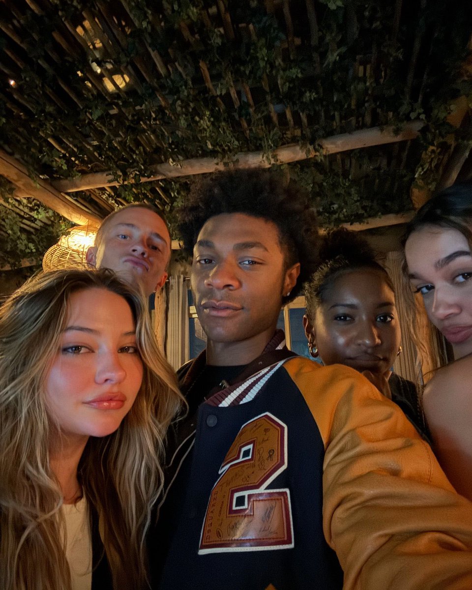 o cast mais bonito que a netflix nos proporcionou