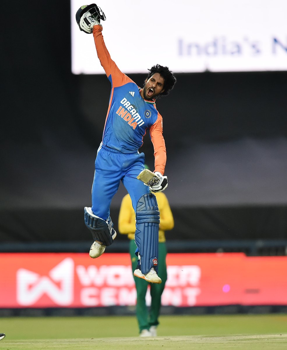 BCCI's tweet photo. 9⃣ 🤝 7⃣2⃣

Sanju Samson 🤝 Tilak Varma 

𝗜𝗻 𝗙𝗿𝗮𝗺𝗲: The ONLY two Indians to score 2⃣ successive T20I 💯s 👏 👏

Live ▶️ https://t.co/b22K7t8KwL

#TeamIndia | #SAvIND https://t.co/lvm31r6s5c