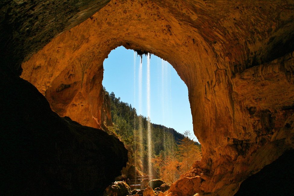 AZCouncilHSP's tweet photo. Kick off your #FunFriday with an adventure at Tonto Natural Bridge State Park! 🌿 Hike the trails,gaze at the world's largest natural travertine bridge, and soak in Arizona's beauty. A perfect way to recharge and make memories: https://t.co/xEGbs5IQXm 🥾#ExploreAZ #WeekendVibes https://t.co/jibPPklGrC