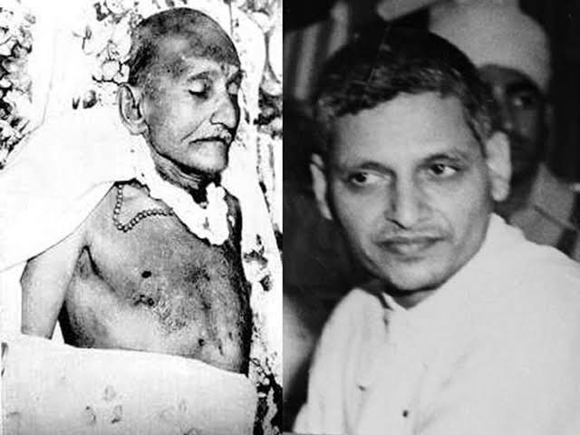 SonOfBharat7's tweet photo. श्री नाथूराम गोडसे जी को आज के ही
दिन फांसी के फंदे पर लटका दिया गया था

वो गाँधी को गोली मारने के जुर्म में फांसी झूले

श्री गोडसे गांधी की मुस्लिम तुष्टीकरण की
नीतियों के खिलाफ थे और कई बार विरोध किया था

आपका क्या सोचते हैं श्री गोडसे के लिए ?

श्री गोडसे के साथ श्री नारायण आप्टे को भी
फांसी पे लटकाया गया था क्यूंकि गांधी को 3 गोली श्री गोडसे और अंतिम गोली नारायण आप्टे ने मारी थीं

श्री गोडसे पूरे देश में अपनी राष्ट्र भक्ति के लिए जाने जाते थे आज भी उनकी अस्थियां सिंधु नदी में प्रवहित होने का इंतज़ार कर रही हैं क्यूंकि मृत्यु से पूर्व उनकी आख़री इच्छा थी कि उनकी अस्थियों को तब सिंधु नदी में प्रवाहित किया जाये जब पूरी सिंधु नदी भारत में बहे ✍️