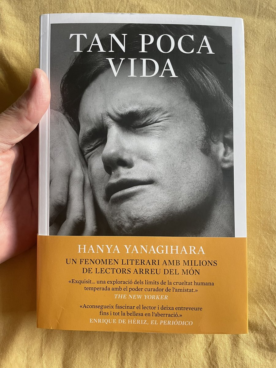 jcgirbes's tweet photo. El tinc a les mans i encara em costa de creure: una de les millors lectures de la meua vida, per fi en català!
Tenim un equipàs increïble, a @som_amsterdam!!

Sigueu feliços: llegiu aquesta novel·la i n o b l i d a b l e.
El 25/11, a totes les llibreries! https://t.co/ztHufMF27p