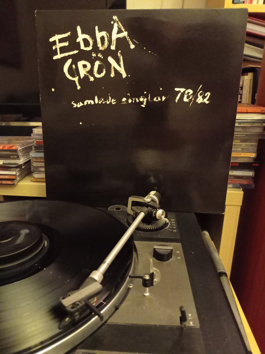 På min grammofon ikväll: Ebba Grön och "Samlade singlar 78/82". 
Såg den fantastiska dokumentären på SVT igår: "Reträtt: punk, pension och reflektion" där det var lite klipp med Ebba så ikväll blev valet lätt. ♥️