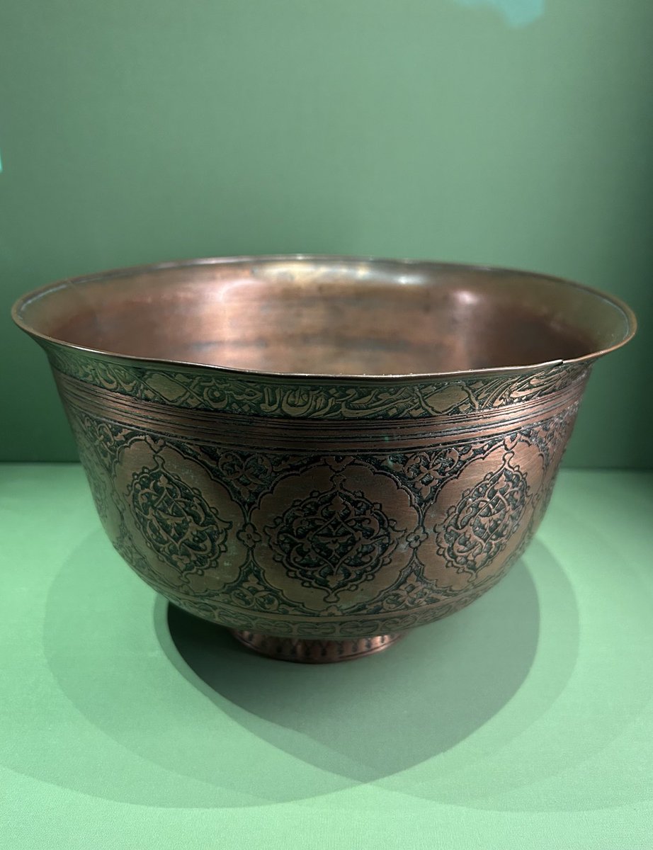 Copper wine bowl made at Lahore c.1610-20. It’s large! Probably holds a litre of wine. How was it used? Dip your cup in? Use a ladle? Stick in a curly straw? Does wine taste better after sitting in a copper vessel? So many questions #GreatMughals ⁦<a href="/V_and_A/">V&A</a>⁩