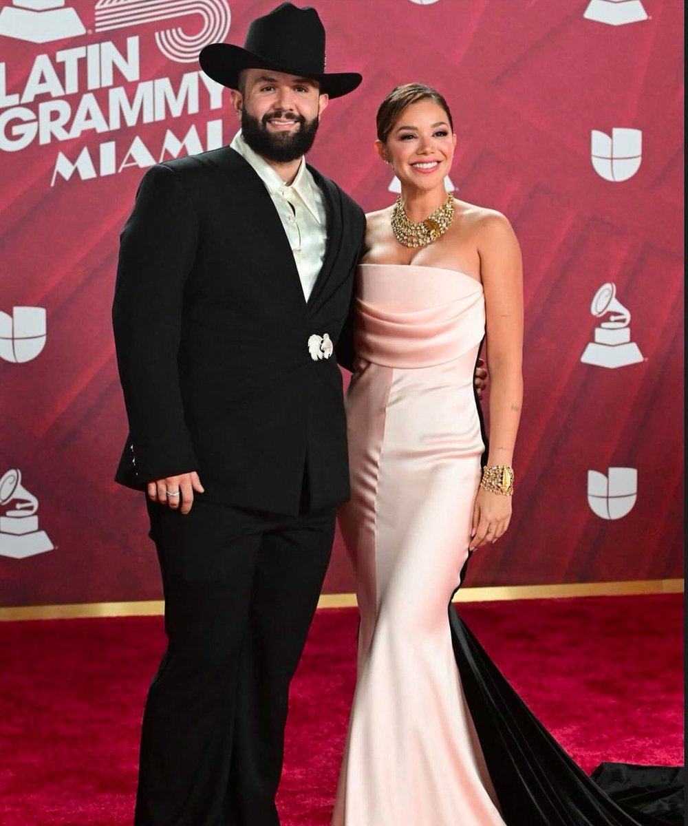 elavisomagazine's tweet photo. ¡Las parejas famosos que desfilaron en la alfombra roja de #LatinGrammys2024!✨

¿Cuál fue tu pareja favorita? 💖👀

(📸: AFP) 

#ParejasFamosas #relationshipsgoals #Amor#LatinGrammy #Miami https://t.co/a4RmgaEwVg
