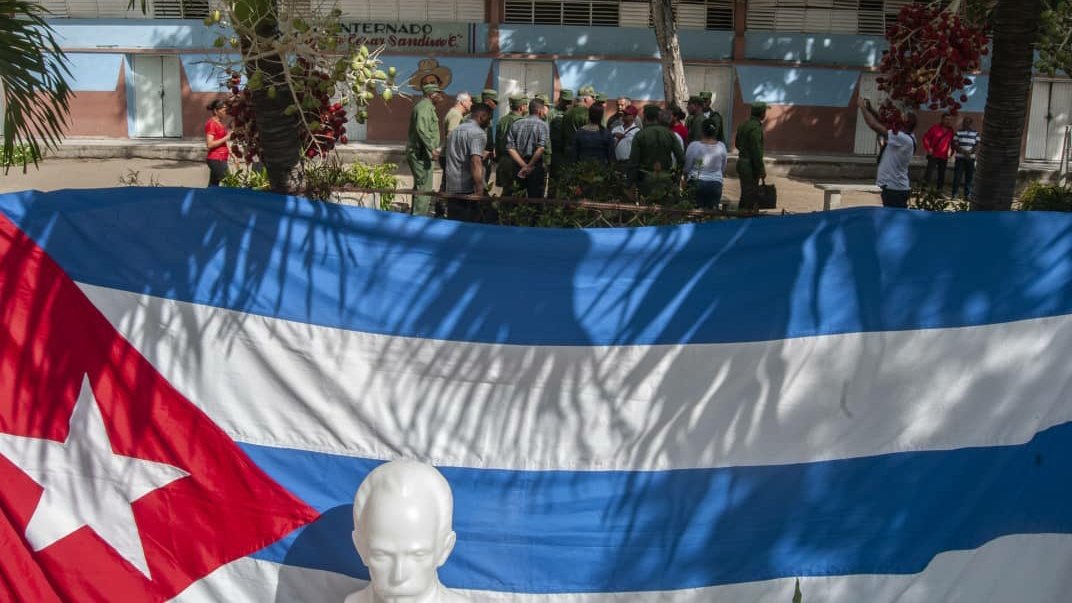 Junto a <a href="/DiazCanelB/">Miguel Díaz-Canel Bermúdez</a> recorrimos el Seminternado "Augusto César Sandino", que sufrió daños en la totalidad de su estructura. Con una matrícula de más de 500 estudiantes, se buscaron soluciones inmediatas para que los niños reiniciaran sus clases. #DePieYCombatiendo