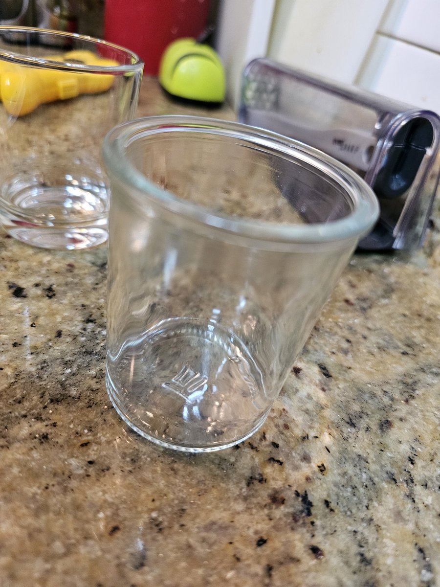 El antes y el después de los vasitos de chocolate/dulce de leche de <a href="/mercadona/">Mercadona</a>.
Antes al menos eran vasos de verdad, ahora un mamarracho y de peor calidad. Pero el precio ha pasado de 2.40€ a  2.95€. Una vez los he comprado este año y se acabó, meteros los vasos por el alma.