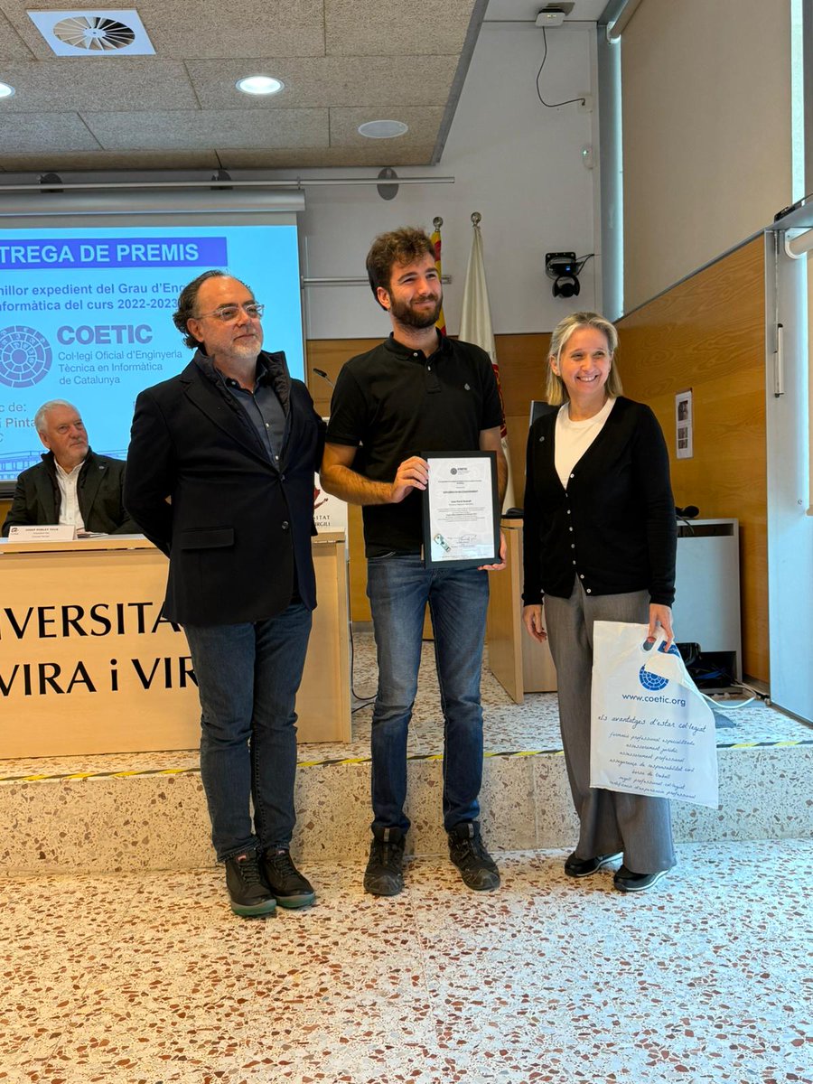 coetic's tweet photo. El degà @jmartipi  i la delegada de Tarragona del COETIC, @SarahDubois1O lliuren els Premis als millors Expedients de la Promoció 2023 del Grau en Enginyeria Informàtica de la @universitatURV .
Felicitats als alumnes premiats, Joan Ferré Queralt i Gil Arasa Verge. https://t.co/787QRFr0hr