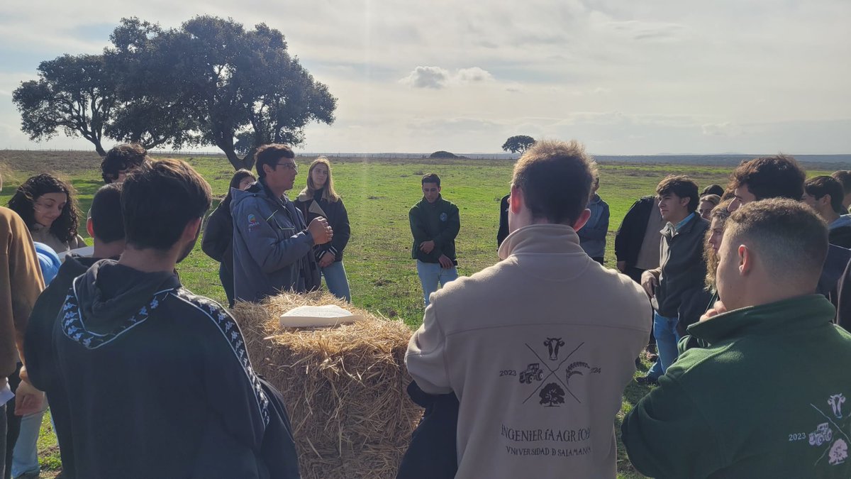 IRNASA-CSIC (@irnasa_csic) on Twitter photo 🧑🌾 Los alumn@s del último curso del Grado en Ingeniería Agrícola han estado hoy en Muñovela conociendo las capacidades de nuestra Finca Experimental, los nuevos ensayos en marcha y proyectos como el <a href="/LIFEprogramme/">LIFE Programme</a> #Regenerate sobre Agricultura Regenerativa 🌿🔄 🧑🌾 Los alumn@s del último curso del Grado en Ingeniería Agrícola han estado hoy en Muñovela conociendo las capacidades de nuestra Finca Experimental, los nuevos ensayos en marcha y proyectos como el <a href="/LIFEprogramme/">LIFE Programme</a> #Regenerate sobre Agricultura Regenerativa 🌿🔄