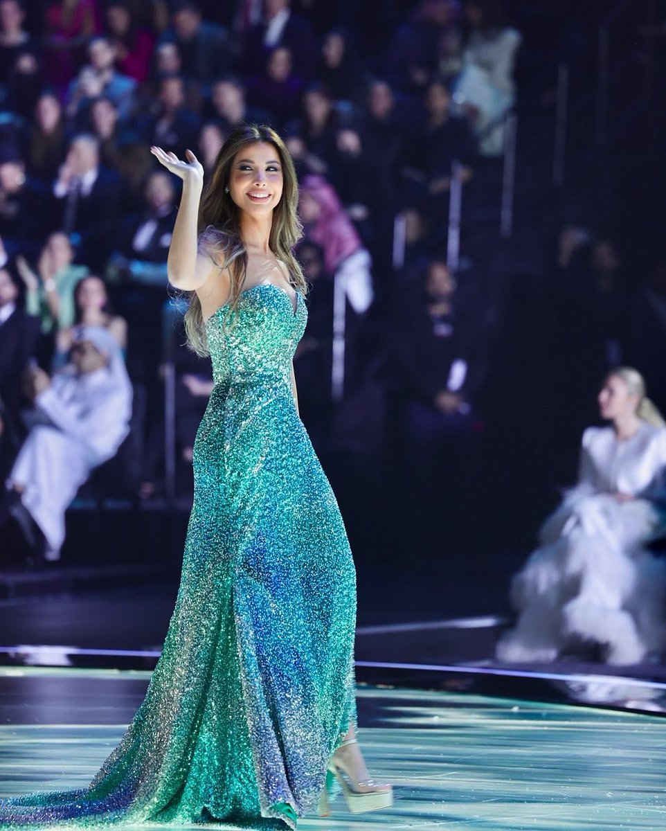 Alrousanghaieth's tweet photo. انا وردة بس ورد نرجس ...🌷
اسمي كافي خليني عجرف ...😎
#نانسي_عجرم @NancyAjram https://t.co/21MXZJy7XF