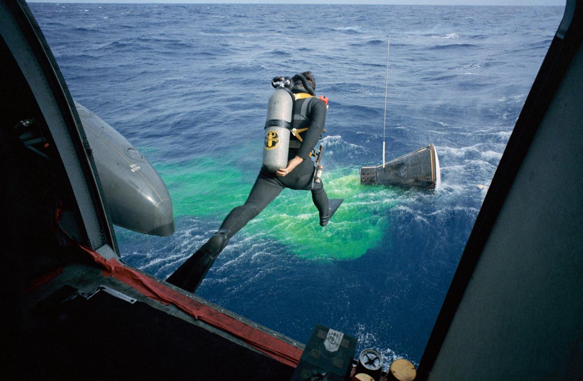 NASAhistory's tweet photo. One giant leap!

A Navy frogman leaps from a recovery helicopter to assist in the Gemini XII recovery operations in this photo taken #OTD in 1966.

Astronauts Jim Lovell and Buzz Aldrin had just completed their four-day space mission, the final mission of the Gemini program. https://t.co/i8HG01lTTr
