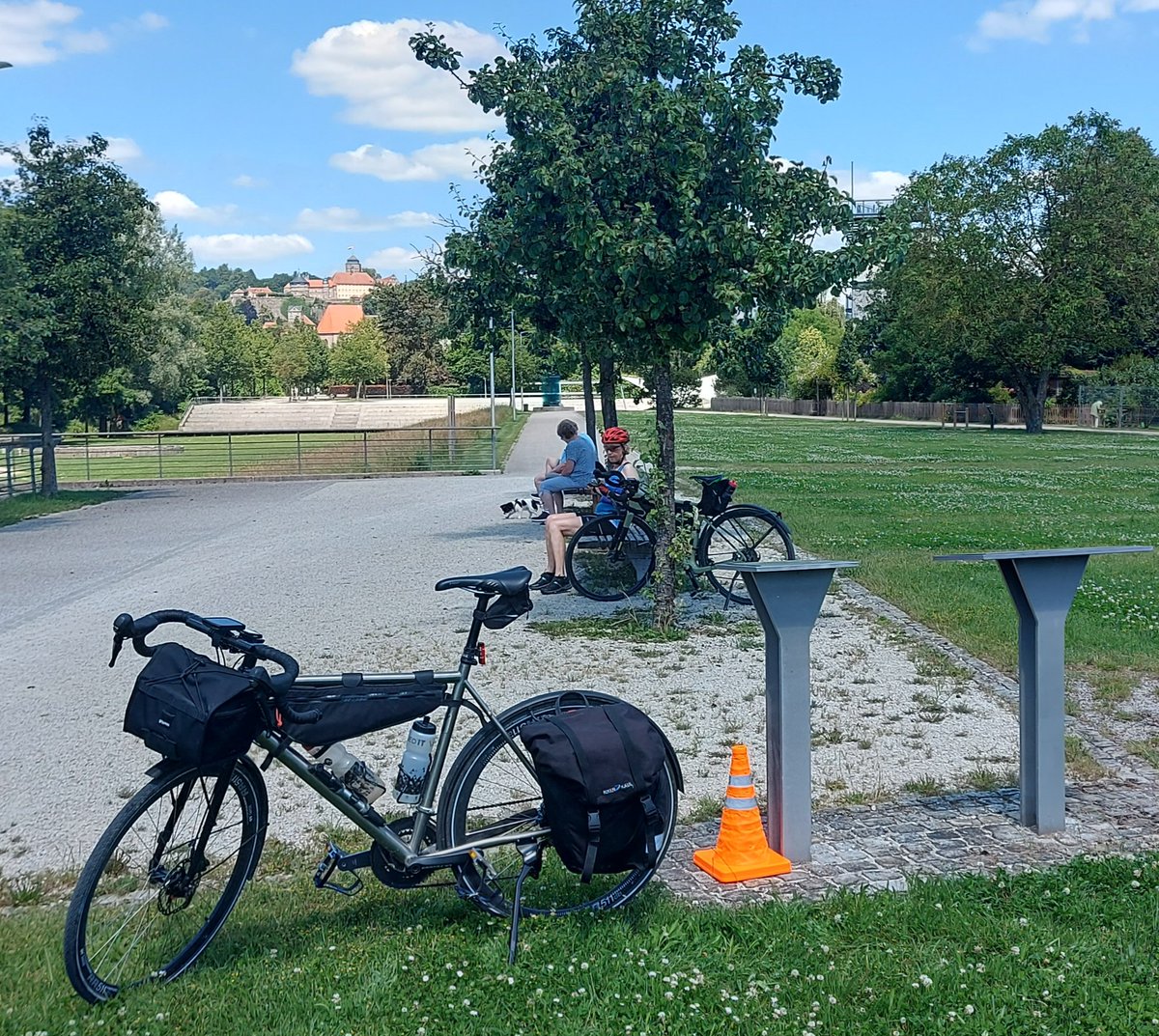 JWiegetritt's tweet image. Auf dem ehemaligen Gelände der Landesgartenschau und am  #Radwanderweg &quot;Obermain-Frankenwald-Tour&quot; steht der #geodätischerReferenzpunkt von #Kronach. #Radtour #Pylone #Fahrrad Von hier aus kann man besonders gut die Festung Rosenberg sehen. #PTyp 95
ldbv.bayern.de/vermessung/sat…