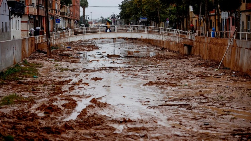 rpallanuk's tweet photo. Global #climate hazards @UKHSA bulletin 15 Nov 2024 - Tropical cyclone #yinxing affects Philippines, Vietnam & Cambodia; volcano in Colombia; #smog over India & Pakistan; landslides hit Madagascar; #floods in Spain, Pakistan: https://t.co/GPMBJfRHab https://t.co/c4fimJ6PSl