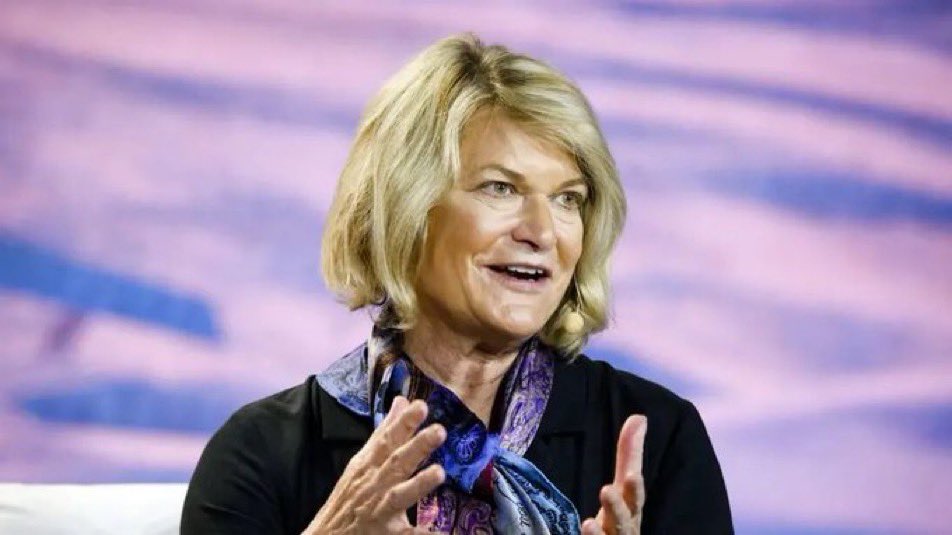 BitcoinArchive's tweet photo. JUST IN: 🇺🇸 Senator Lummis wants to  sell the Fed’s Gold to Buy #Bitcoin - Bloomberg 

THIS IS THE WAY! 🙌 https://t.co/n8qZ8OsBtX