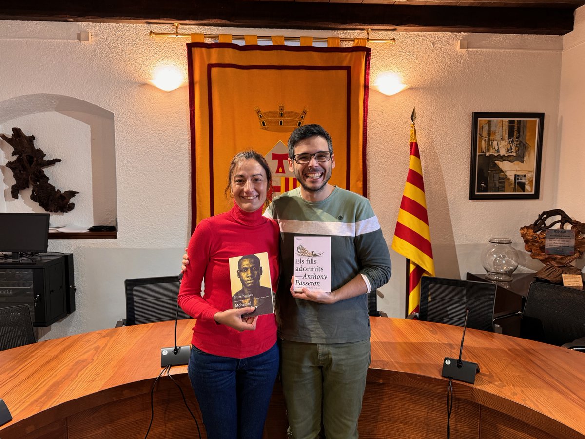 Avui l'Elena, regidora d'ensenyament i d'igualtat de <a href="/savilamajor_cat/">Ajuntament SAV</a>, ens ha fet entrega d'uns📚de temàtica LGTBIQ+ per l'alumnat 🤓😍Aquests 📚estan emmarcats en una subvenció de la <a href="/diba/">Diputació de Barcelona</a> i ens van molt bé per parlar d'aquesta temàtica amb l'alumnat de l'<a href="/INS_Vilamajor/">Institut Vilamajor</a>!💪😃