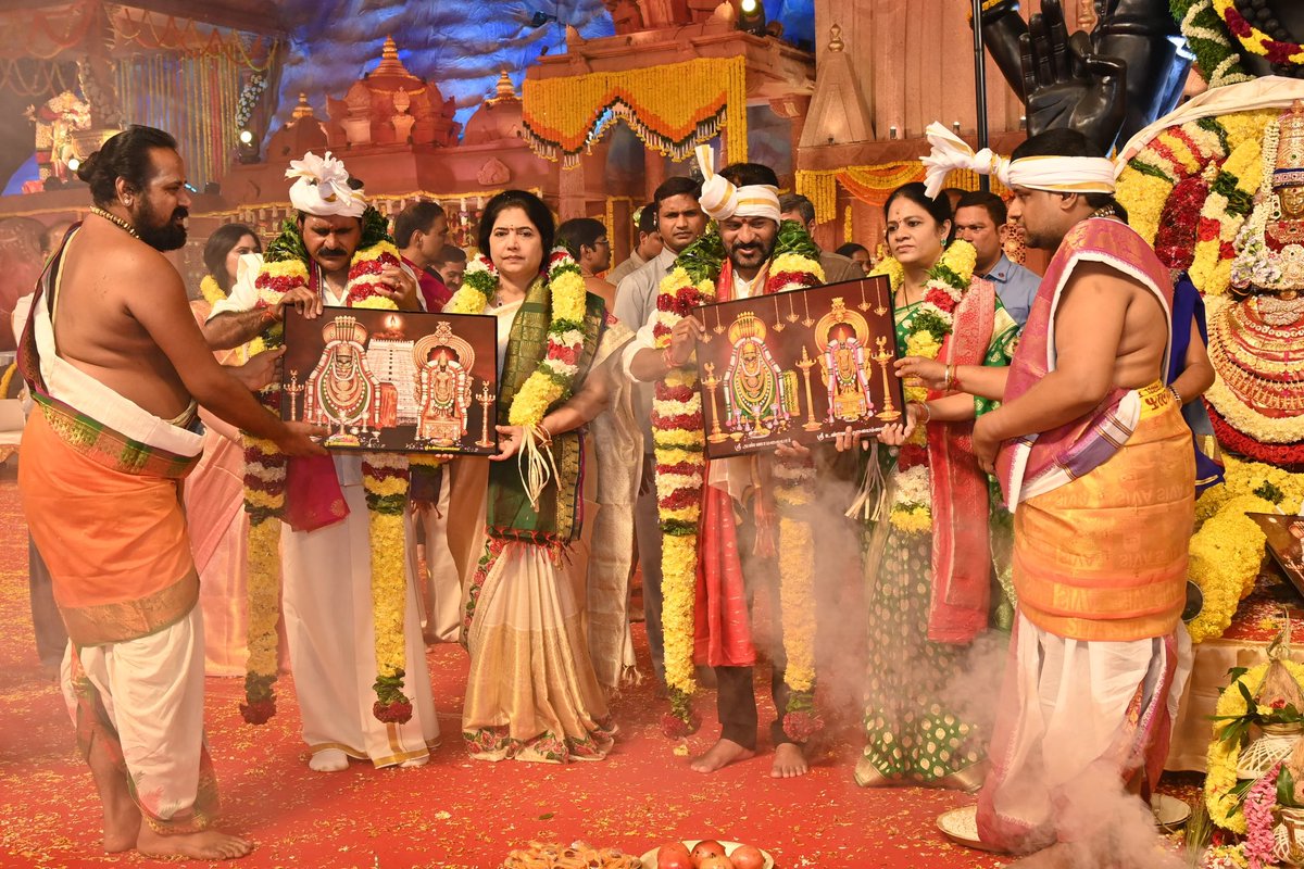 revanth_anumula's tweet photo. కార్తీక పౌర్ణమి శుభ సందర్భంగా…
భక్తి టీవీ ఆధ్వర్యంలో జరిగిన…
కోటి దీపోత్సవంలో సతీ సమేతంగా పాల్గొనడం జరిగింది. 

దీపకాంతుల నడుమ…
హిందూ సాంప్రదాయ వైభవం…
ఆధ్యాత్మిక ప్రాభవం…
కలగలిసిన అనుభూతి పొందాను. 

ఈ శుభ దినాన… 
ఆ మహాశివుడి ఆశీస్సులు…
నాలుగు కోట్ల తెలంగాణ ప్రజల పై… 
చల్లని వెన్నెల్లా ప్రసరించాలని… 
కోరుకున్నాను.

#KarthikaPournami