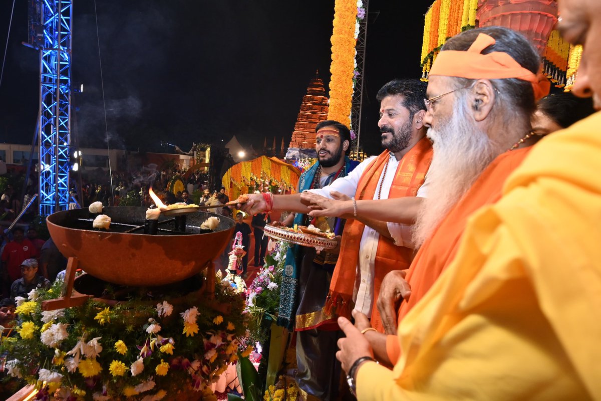 revanth_anumula's tweet photo. కార్తీక పౌర్ణమి శుభ సందర్భంగా…
భక్తి టీవీ ఆధ్వర్యంలో జరిగిన…
కోటి దీపోత్సవంలో సతీ సమేతంగా పాల్గొనడం జరిగింది. 

దీపకాంతుల నడుమ…
హిందూ సాంప్రదాయ వైభవం…
ఆధ్యాత్మిక ప్రాభవం…
కలగలిసిన అనుభూతి పొందాను. 

ఈ శుభ దినాన… 
ఆ మహాశివుడి ఆశీస్సులు…
నాలుగు కోట్ల తెలంగాణ ప్రజల పై… 
చల్లని వెన్నెల్లా ప్రసరించాలని… 
కోరుకున్నాను.

#KarthikaPournami