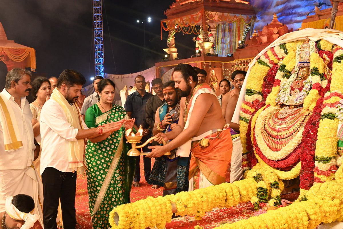 revanth_anumula's tweet photo. కార్తీక పౌర్ణమి శుభ సందర్భంగా…
భక్తి టీవీ ఆధ్వర్యంలో జరిగిన…
కోటి దీపోత్సవంలో సతీ సమేతంగా పాల్గొనడం జరిగింది. 

దీపకాంతుల నడుమ…
హిందూ సాంప్రదాయ వైభవం…
ఆధ్యాత్మిక ప్రాభవం…
కలగలిసిన అనుభూతి పొందాను. 

ఈ శుభ దినాన… 
ఆ మహాశివుడి ఆశీస్సులు…
నాలుగు కోట్ల తెలంగాణ ప్రజల పై… 
చల్లని వెన్నెల్లా ప్రసరించాలని… 
కోరుకున్నాను.

#KarthikaPournami