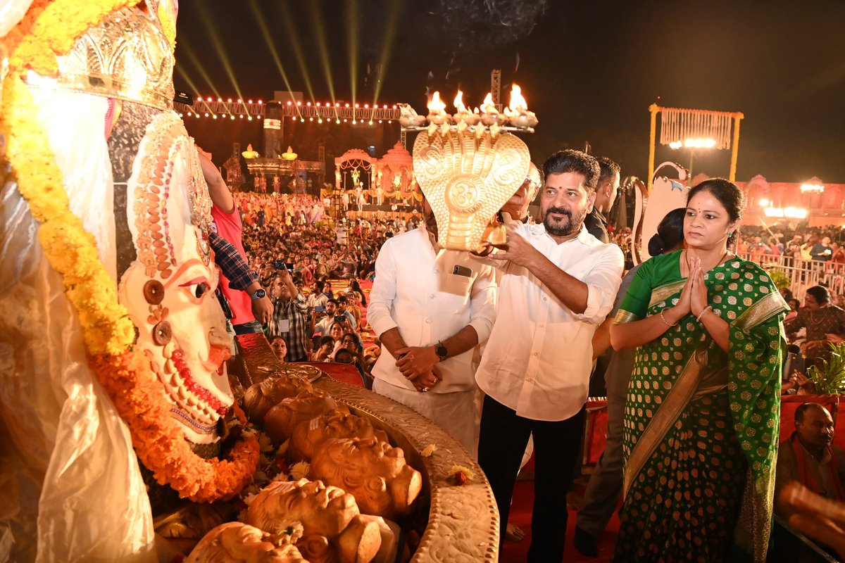 revanth_anumula's tweet photo. కార్తీక పౌర్ణమి శుభ సందర్భంగా…
భక్తి టీవీ ఆధ్వర్యంలో జరిగిన…
కోటి దీపోత్సవంలో సతీ సమేతంగా పాల్గొనడం జరిగింది. 

దీపకాంతుల నడుమ…
హిందూ సాంప్రదాయ వైభవం…
ఆధ్యాత్మిక ప్రాభవం…
కలగలిసిన అనుభూతి పొందాను. 

ఈ శుభ దినాన… 
ఆ మహాశివుడి ఆశీస్సులు…
నాలుగు కోట్ల తెలంగాణ ప్రజల పై… 
చల్లని వెన్నెల్లా ప్రసరించాలని… 
కోరుకున్నాను.

#KarthikaPournami