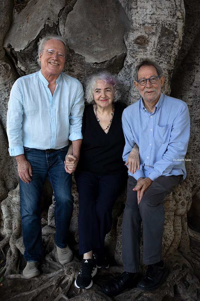 Además de esta serie con el fondo centenario de los laureles de la plaza de España de Los Llanos de Aridane, les ofrecemos algunas de las fotos que <a href="/lisbethsalass/">Lisbeth Salas</a> realizó recogiendo pequeños encuentros de los escritores: hispanoamericanodeescritores.com/lisbeth-salas-…