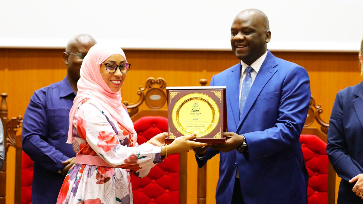 eGA_Tanzania's tweet photo. Mamlaka ya Serikali Mtandao (e-GA), imepokea cheti cha shukrani ya udhamini wa maonesho ya Wiki ya TEHAMA na Ubunifu katika sekta ya Afya yaliyoandaliwa na Chuo Kikuu cha Afya na Sayansi Shirikishi Muhimbili na kufanyika Novemba 14-15 katika kampasi ya Mloganzila,Dar es Salaam https://t.co/KeoT8Ij26c