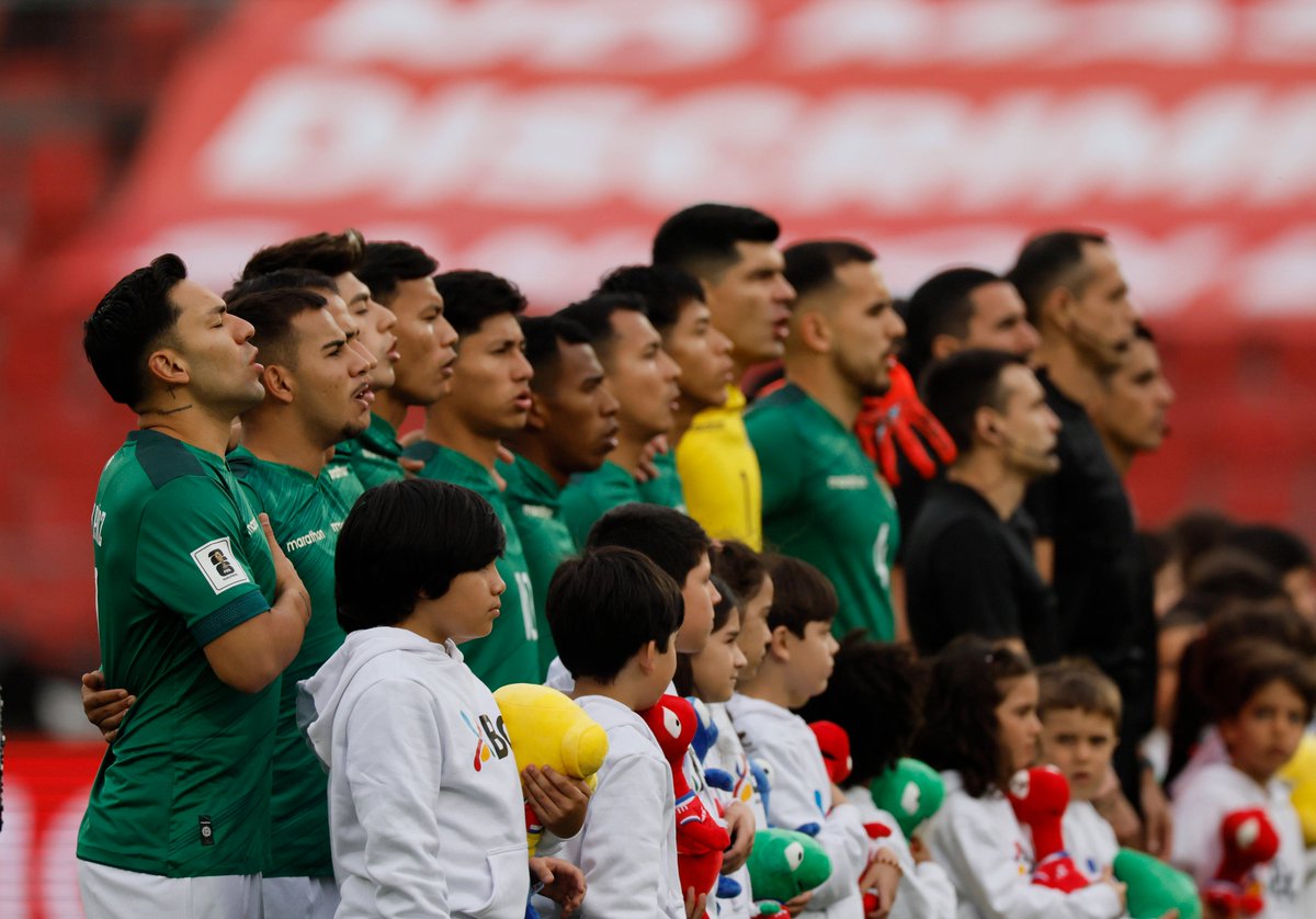 🚨 Sueldos impagos
🚨 Peligrosos partidos cada 48 horas
🚨 “Estamos bien humillados”

Los futbolistas bolivianos dan la voz de alarma sobre los salarios, los riesgos para su salud y las condiciones de trabajo extremas.

Hilo 🧵