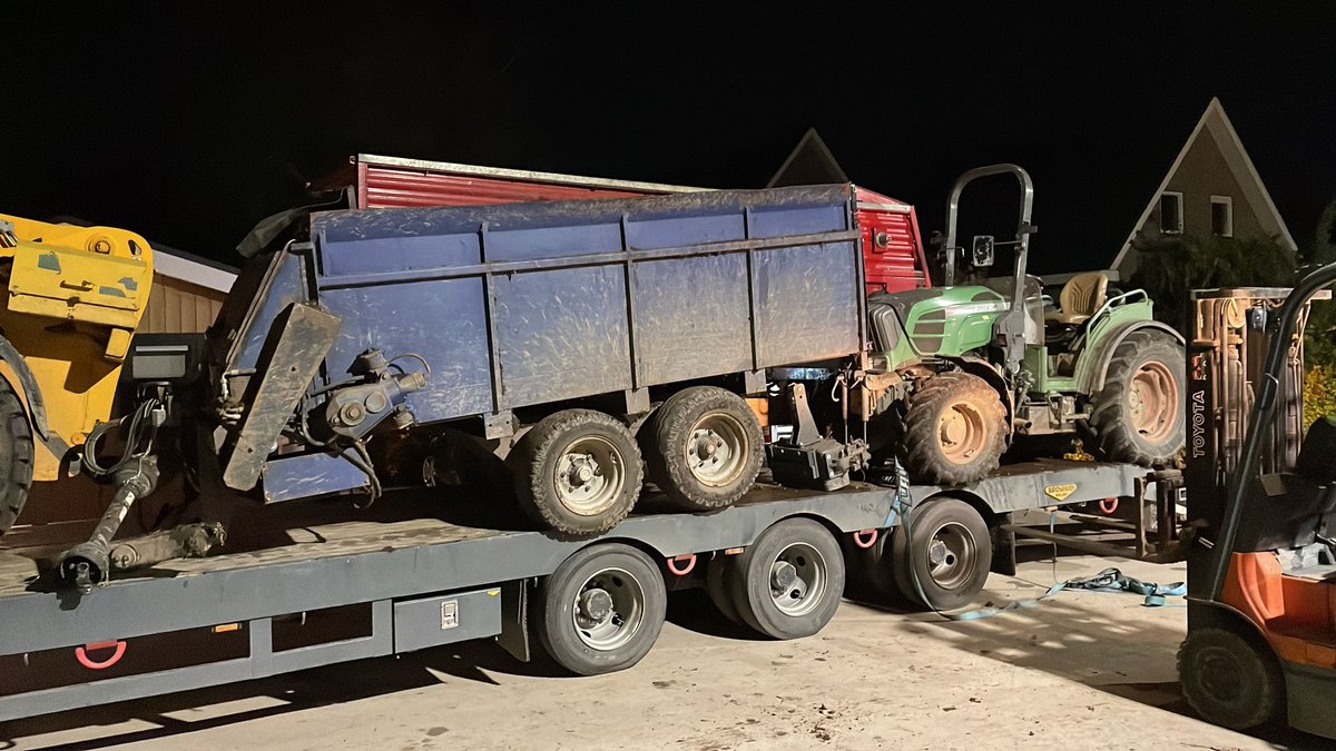 VerhagenGertJan's tweet photo. Klant uit de Betuwe heeft ook nog een bedrijf op afstand liggen in N-Holland. Ook daar moet voeding bij de boom komen, zelf effe in eigen transport en mechanisatie geregeld !
Wij rijden natuurlijk gewoon mee ๐๐๐ช
๐ vooraf al wat gelost en doooor
๐๐
#teamwork
#teeltโ25 https://t.co/6Onyvyej8Q