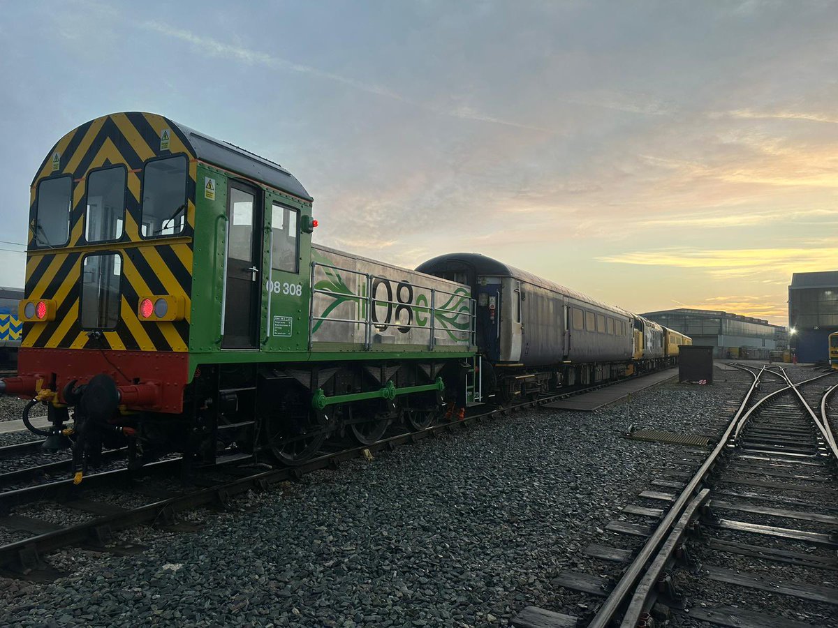postractionuk's tweet photo. We’ve had a great first week with the #08e at the RTC in #Derby with our hosts Loram UK who are trialling it to make sure it ticks all their boxes. 

Thanks to everyone who has been involved so far. 

#sustainability #innovation #railwaysuk #netzero https://t.co/Z3cYZAPLHv