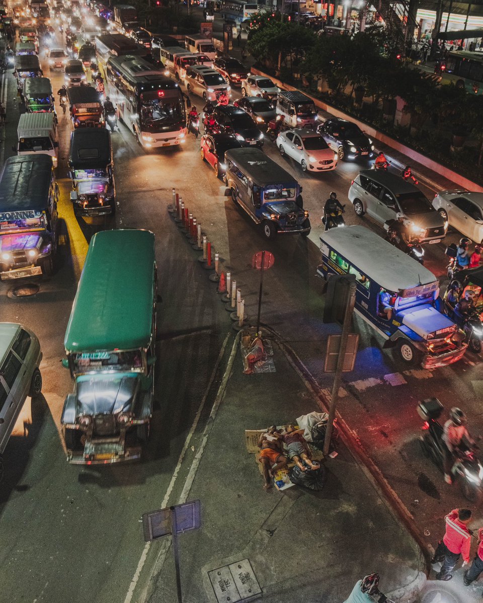 kelberrr's tweet photo. Apathy to this nonchalant society #everydayphilippines #fridayrushhour https://t.co/nlBjeUILBE