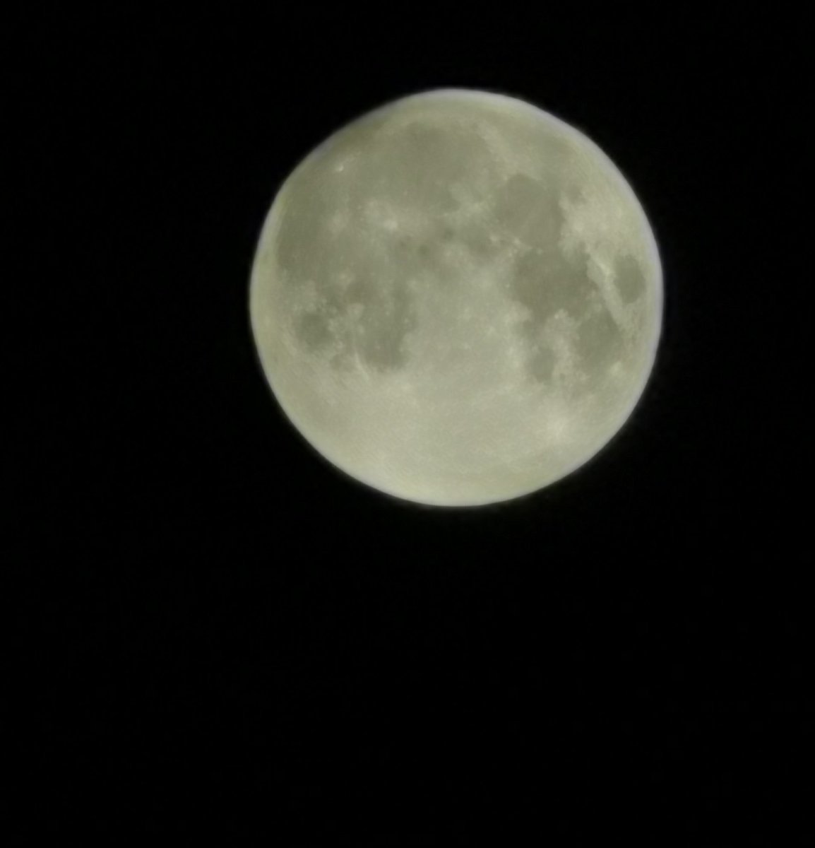 Mesho_RM7's tweet photo. @SaudiAndroid صورته من الشباك
زوووم ×50
 #HUAWEIP30Pro
#القمر_العملاق
#SuperMoon https://t.co/Tgr8vnb0kh