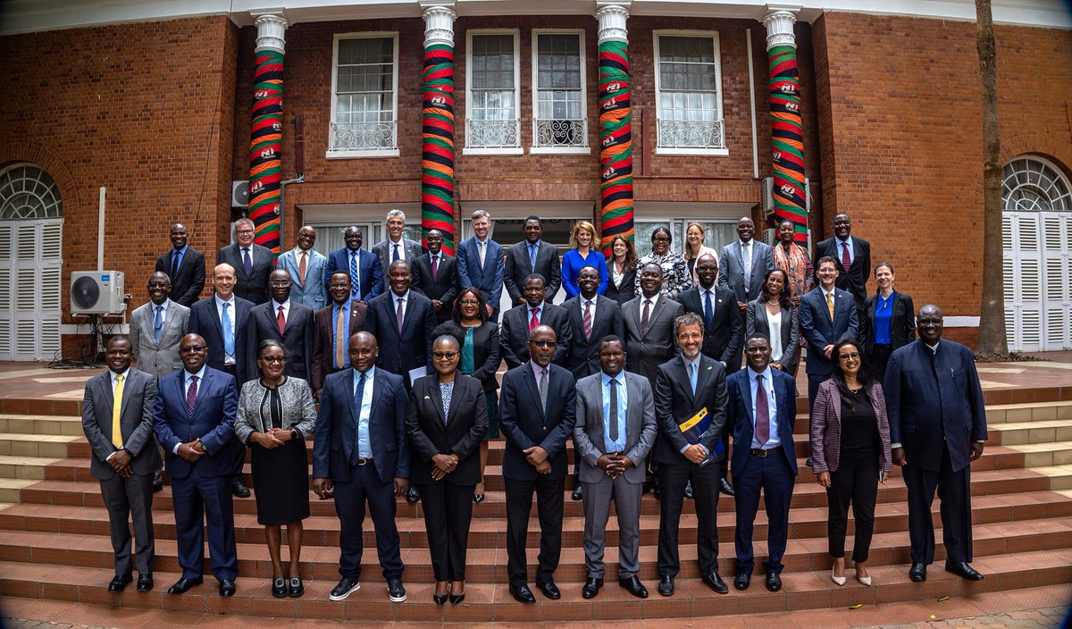 This morning, Development Director <a href="/BerniSmith5/">Berni Smith</a> discussed power investment with President <a href="/HHichilema/">Hakainde Hichilema</a> alongside <a href="/WorldBank/">World Bank</a>, EU, 🇺🇸, 🇩🇪

This year 🇬🇧 co-funding £15m for 🇿🇲-🇹🇿 interconnector &amp; contributing $20m for 🇿🇲’s 1st Green Bond, financing much needed new power generation