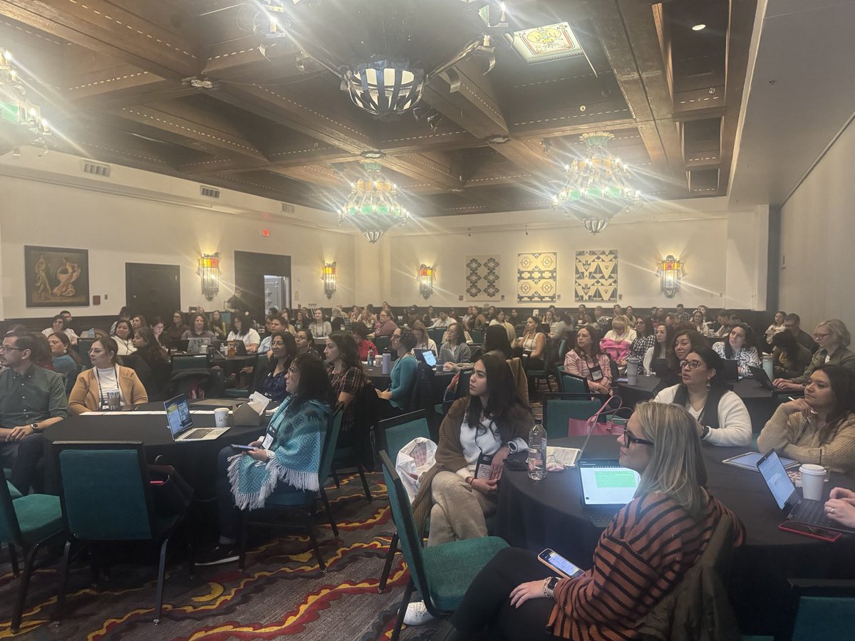 ameliadgvl's tweet photo. #LaCosecha2024 @mariopalma4 and #HighlinePublicSchools present to a full room on a Holistic Aproach to Bilingual Foundational Skills Instruction. 

Scope and sequences used in bilingual settings ARE NOT the same as the ones used in monolingual settings!!

#KnowBetter #DoBetter https://t.co/9arGXsfosK