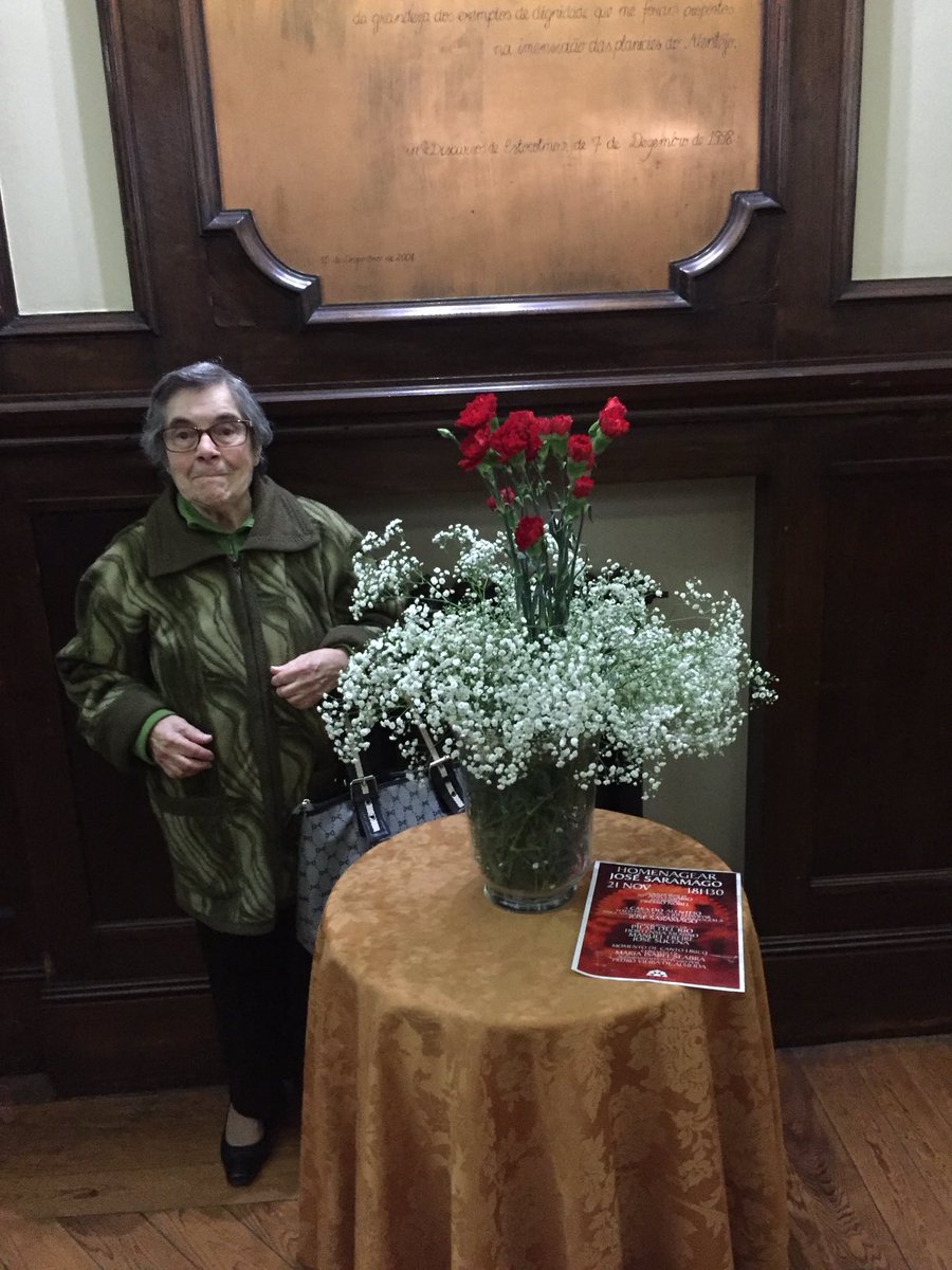 Murió #CelesteCairo, la mujer q dio nombre a la Revolución d Abril en #Portugal: repartió claveles a los soldados q iban en un camión y ellos los colocaron en los rifles. Era humilde, era pobre. No ha sido reconocida como se debía, tiene el afecto y el cariño de la sociedad civil