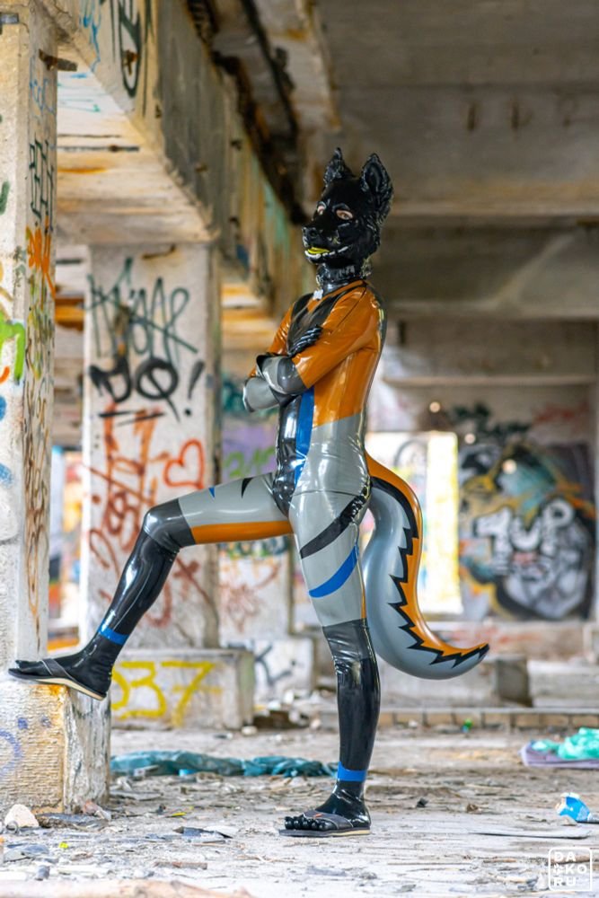 Trying to become a work of art with the background xD 
Cameleon vibes :D

📸 by @DakoruAD 
Hood: <a href="/SnapJawForge/">SNAP JAW</a> ; Suit: <a href="/KinkProjects/">Kink Projects</a> #latex