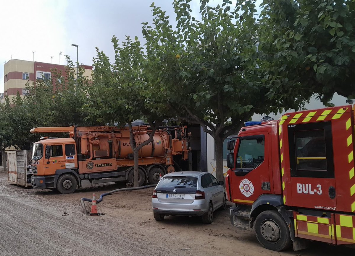 SagredoMarco's tweet photo. Paterna sigue ayudando a nuestros pueblos vecinos y hermanos ❤️🩹
Cuba extractora de lodo en #Massanassa, conseguida a través de Aigües de Paterna ✅
Material para seguir evacuando vehículos (donación solidaria desde Burgos) en #Paiporta ✅
Gracias. Seguimos 💪🏼
#OrgullPaterner 💙❤️🩹💛