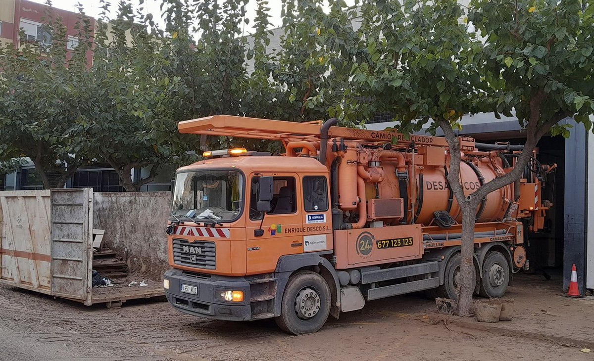 SagredoMarco's tweet photo. Paterna sigue ayudando a nuestros pueblos vecinos y hermanos ❤️🩹
Cuba extractora de lodo en #Massanassa, conseguida a través de Aigües de Paterna ✅
Material para seguir evacuando vehículos (donación solidaria desde Burgos) en #Paiporta ✅
Gracias. Seguimos 💪🏼
#OrgullPaterner 💙❤️🩹💛
