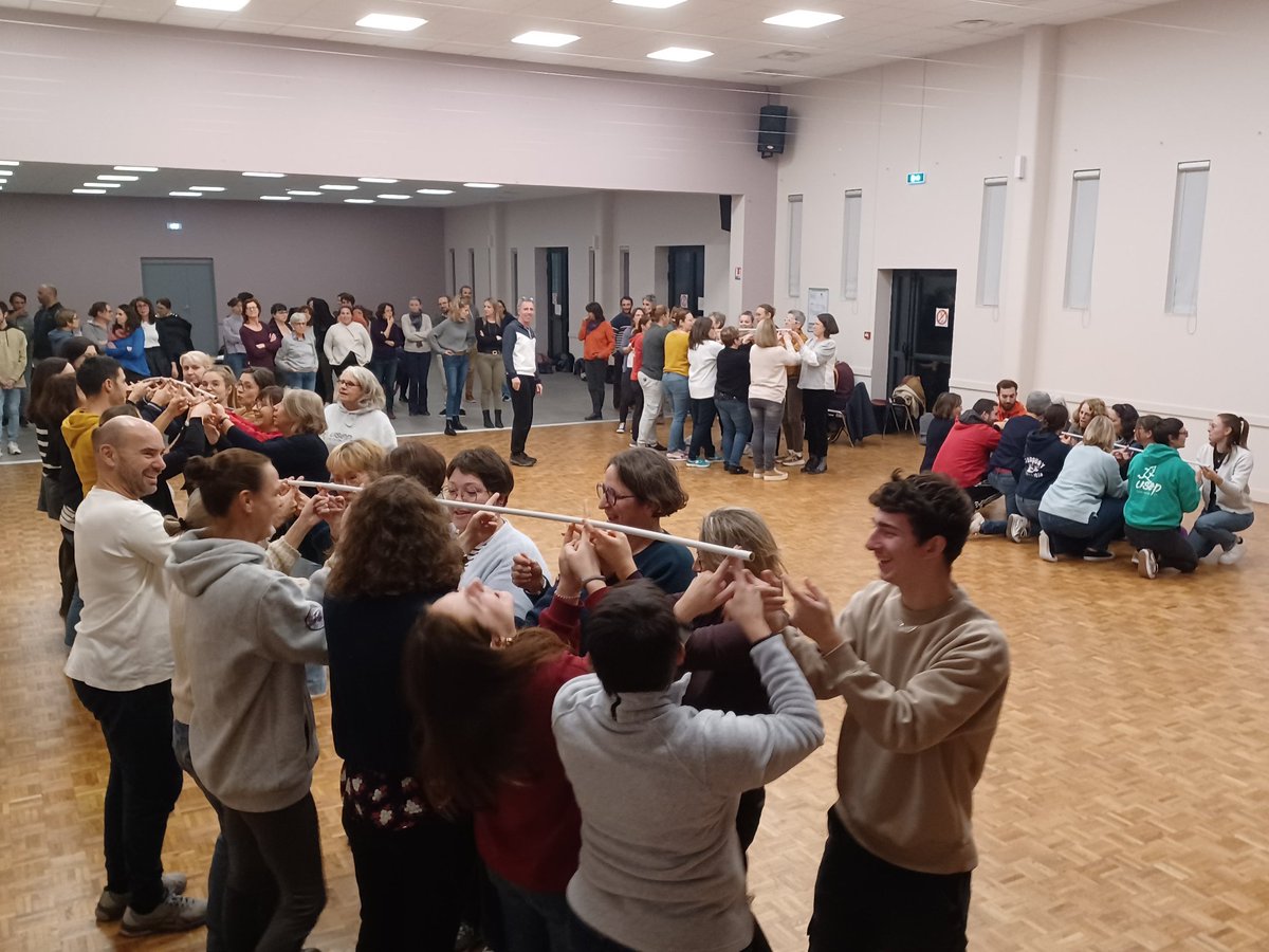 USEP 41 (@usep_41) on Twitter photo Le bĂąton d'hĂ©lium est un jeu collectif de type brise - glace oĂč les participants doivent se coordonner pour faire descendre une barre lĂ©gĂšre maintenue sur leurs index jusqu'au sol sans jamais perdre contact avec celle-ci. A vous de jouer ! đ
<a href="/usepnationale/">USEP nationale</a> Le bĂąton d'hĂ©lium est un jeu collectif de type brise - glace oĂč les participants doivent se coordonner pour faire descendre une barre lĂ©gĂšre maintenue sur leurs index jusqu'au sol sans jamais perdre contact avec celle-ci. A vous de jouer ! đ
<a href="/usepnationale/">USEP nationale</a>