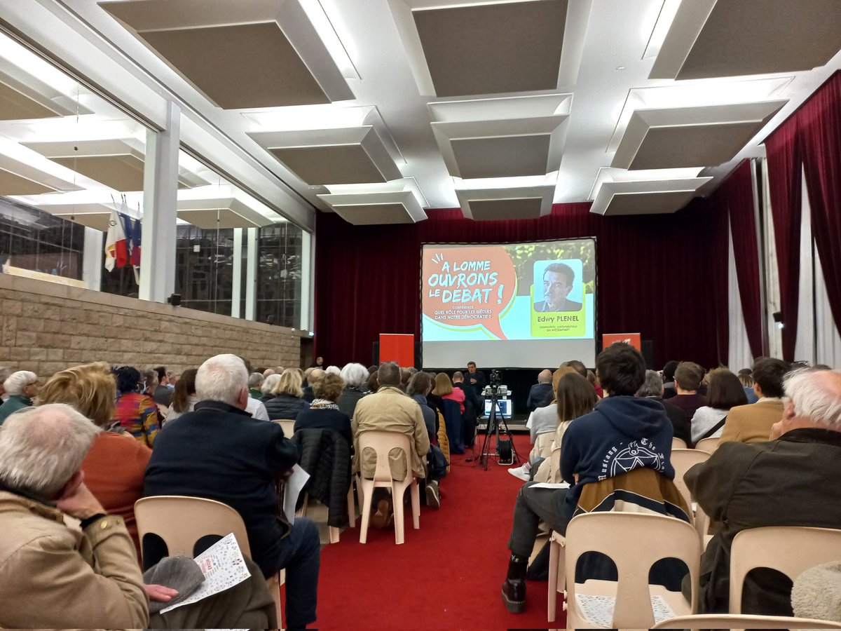 JimmyGolygowski's tweet photo. A #Lomme, une conférence riche d'enseignements @edwyplenel qui pose un constat juste sur les médias en #France apporte des solutions.Le droit de savoir, l'appropriation par une poignée de millionnaires,le laissez faire des années #Hollande.La publicité et la sauvegarde du peuple https://t.co/g6M8bhegvJ
