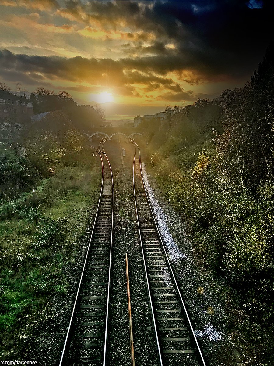 darrenpce's tweet photo. A wee photographical Brucey Bonus from the sky gods whilst walking home. 'Sunset Over Exeter Central'. #iPhone #photography #iphonephotography #Exeter #railtracks #wintersun #sunset #HDR📸☀️📱 https://t.co/VwwpjpTbhk
