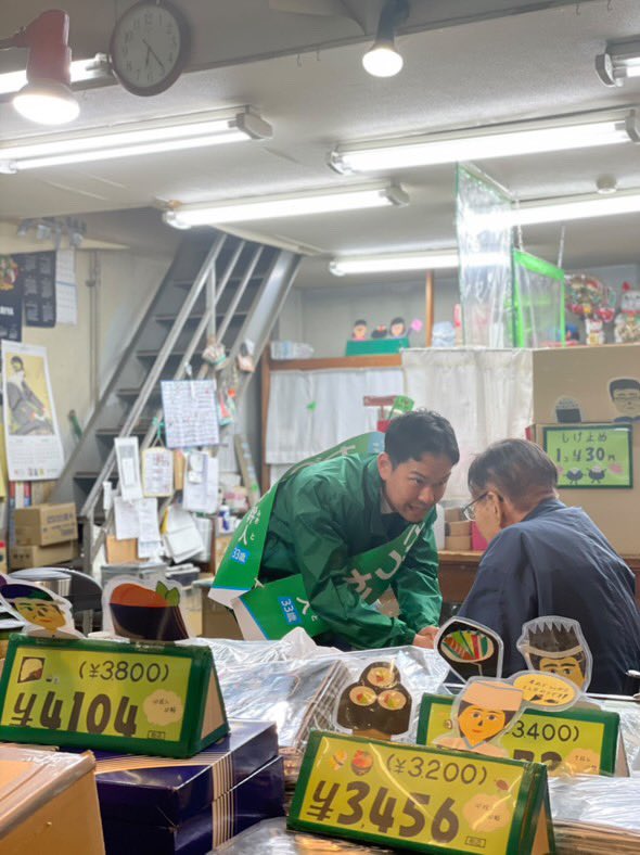 mikito_kezuka's tweet photo. #宇都宮市長選挙 6日目

本日は以下の中学校区を中心にご挨拶に伺いました。
📍旭中学校区
📍瑞穂野中学校区
📍清原中学校区
📍陽東中学校区

お子様からご年配の方まで、幅広い年代の方に「応援してるよ〜！！」「すでに期日前で投票したからね！！」とお声がけいただき、住民皆さまの温かさに胸が一杯になりました。

また午前中は美濃加茂市の藤井ひろと市長と市内を回りました。
「33歳は若すぎるのではないか」との厳しいお声もいただくなかで、市民からの絶大な支持によって28歳時に市長に当選された藤井市長の言葉は非常に重たく、同時に私に自信を与えてくれるものでした。

ついに本日が #宇都宮市長選 最終日となります。
あなたの一票を、そして周りの方の巻き込みが、宇都宮を、いや日本を変えるきっかけになります。

本日も様々な地区を周りますが、19:30〜からは宇都宮駅西口トナリエ前で #マイク納め がございます。

どうか最後まで応援・ご協力お願いいたします。

#ともに叶える新しい宇都宮