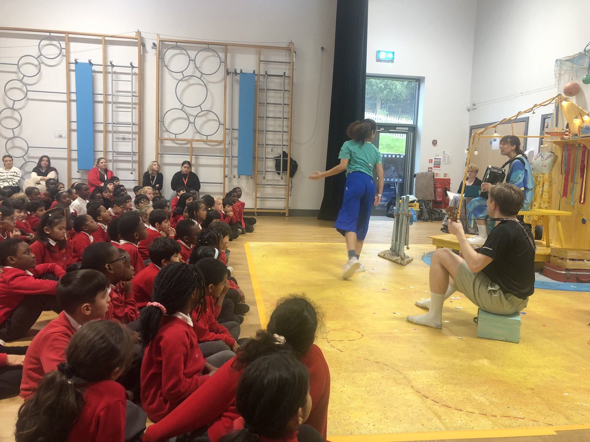shakespeareLS9's tweet photo. We’ve been transported from dinner hall to the theatre in a matter of minutes with another great production by our neighbours and touring company @tuttifruttiprod https://t.co/Hq5M4mC1Bq