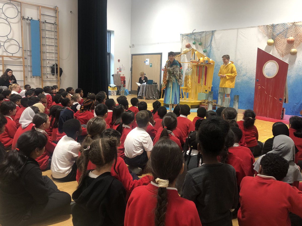 shakespeareLS9's tweet photo. We’ve been transported from dinner hall to the theatre in a matter of minutes with another great production by our neighbours and touring company @tuttifruttiprod https://t.co/Hq5M4mC1Bq