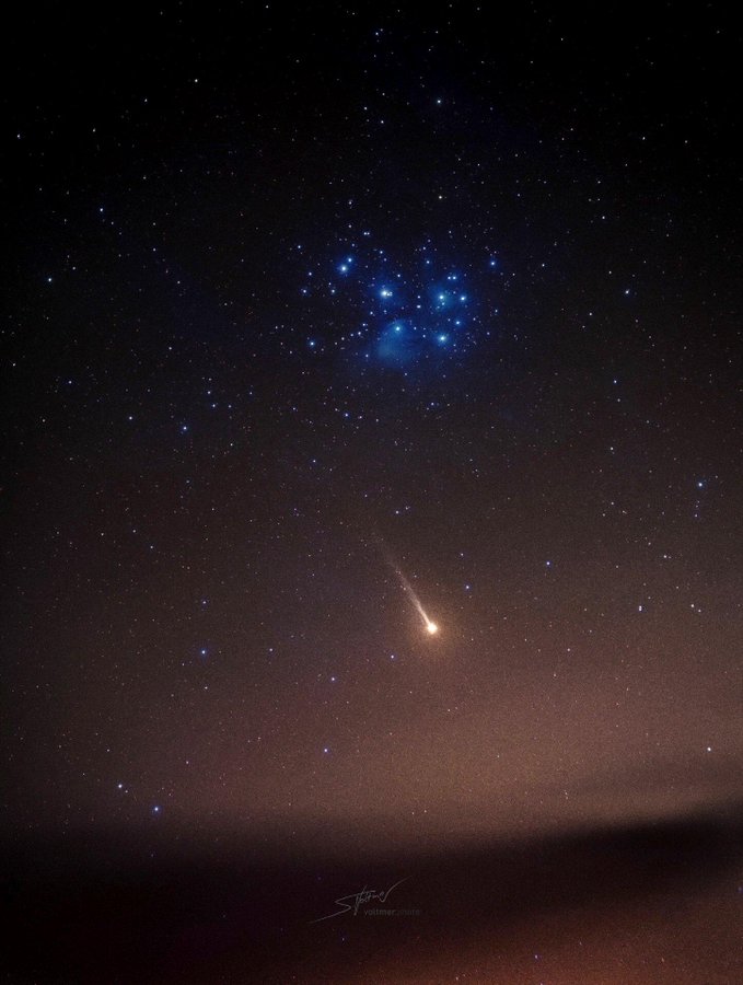 konstructivizm's tweet photo. No That's not a comet. That's the planet MERCURY WITH ITS SODIUM TAIL. (Credit: Dr. Sebastian Voltmer) https://t.co/qQaujwbUP1