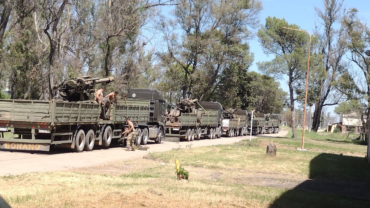 rodoaguiar's tweet photo. MUY GRAVE!!
EL GOBIERNO ENVIÓ CAMIONES PARA VACIAR FABRICACIONES MILITARES!!

VAMOS A REALIZAR BLOQUEOS Y CORTES DE RUTA!!

Desde ATE hemos podido comprobar que uniformados en camiones están saqueando las fábricas militares. Se están llevando todo, maquinarias, herramientas y en algunos casos hasta parte de la producción. El Gobierno profundiza el vaciamiento de las empresas estatales. 
Recientemente la convirtieron en una Sociedad Anónima. A esta altura está más que claro que se la quieren regalar a algún empresario amigo de Milei o de Trump. Las políticas del Gobierno nacional hicieron que en casi un año cerraran más de 16.500 pymes y ahora van por la destrucción de la producción estatal.
Además, son muchos los puestos de empleo que están en riesgo en todas las fábricas. Tenemos que definir profundizar las protestas y cambiar las metodologías. Hay que avanzar rápidamente en los bloqueos y cortes de rutas que impidan que el Gobierno cumpla con su finalidad.