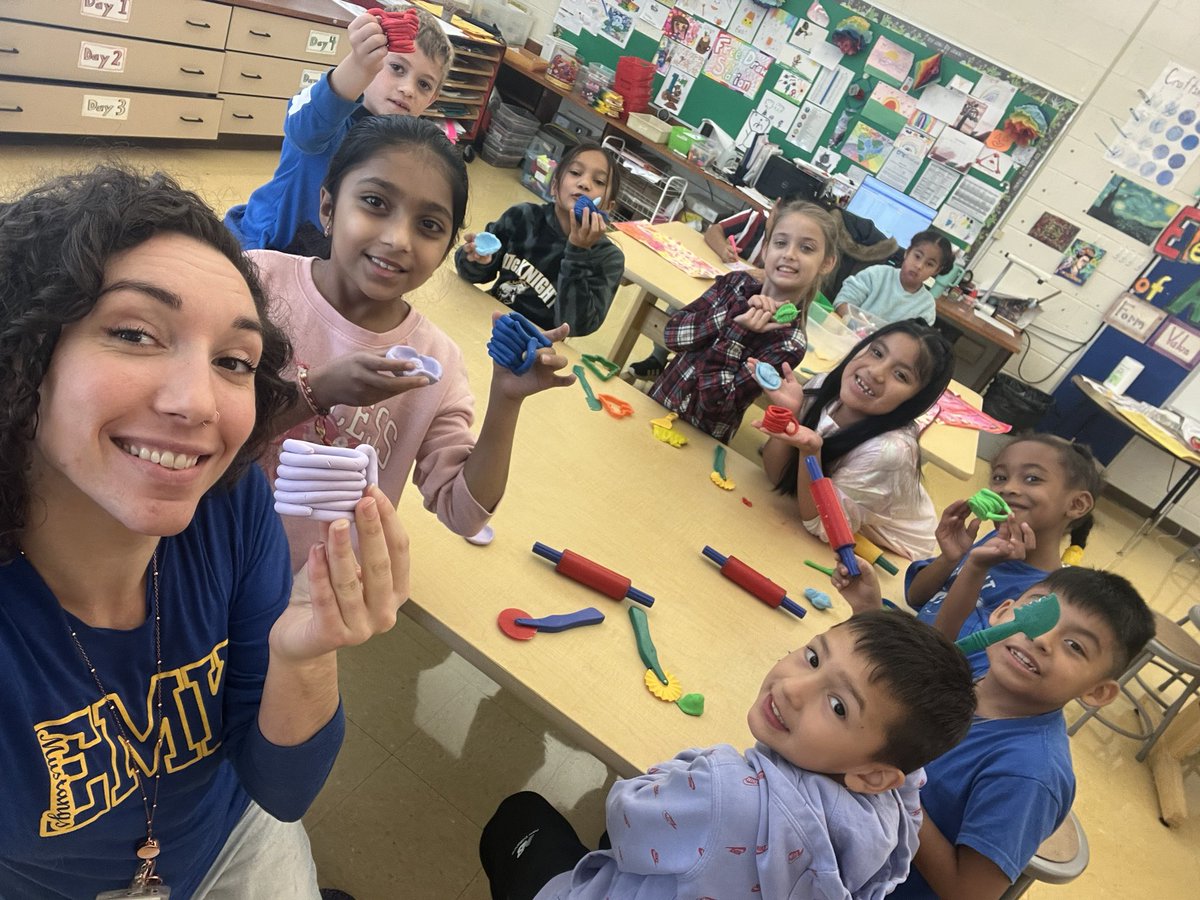 EMKArtists's tweet photo. Some 2nd grade artists had some free time after finishing their projects so we learned how to make clay coil pots! ☕️
#EMKartists #EastWindsorRegionalSchools #studentart https://t.co/9fWhgqByeY