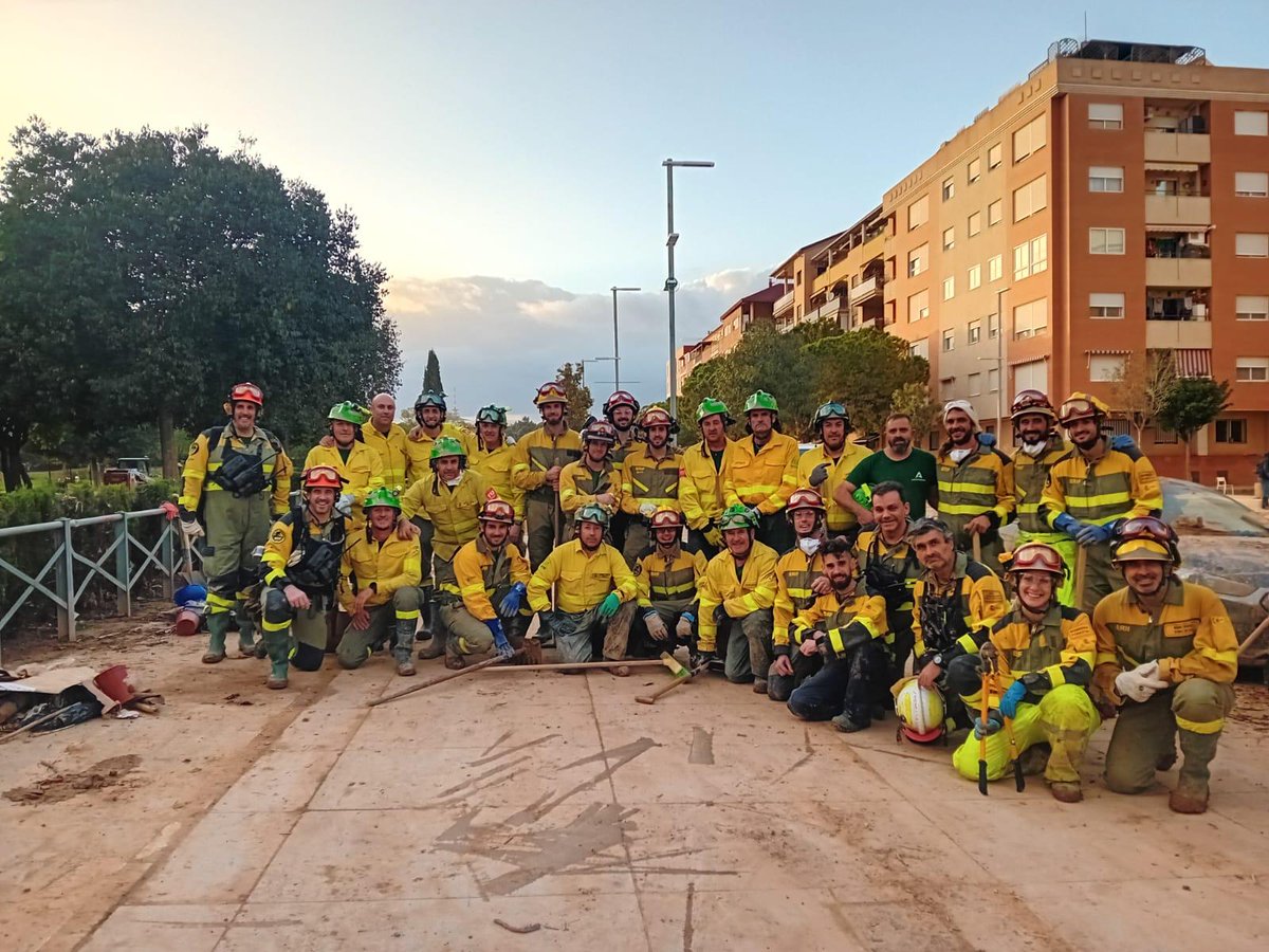 brif_iglesuela's tweet photo. Nos retiramos a nuestro lugar de pernocta tras haber estado trabajando en #Catarroja junto con la #BRICA de #Granada de @Plan_INFOCA y el @EjercitoTierra. Mañana seguiremos 💪 https://t.co/WEHVU8UwEn