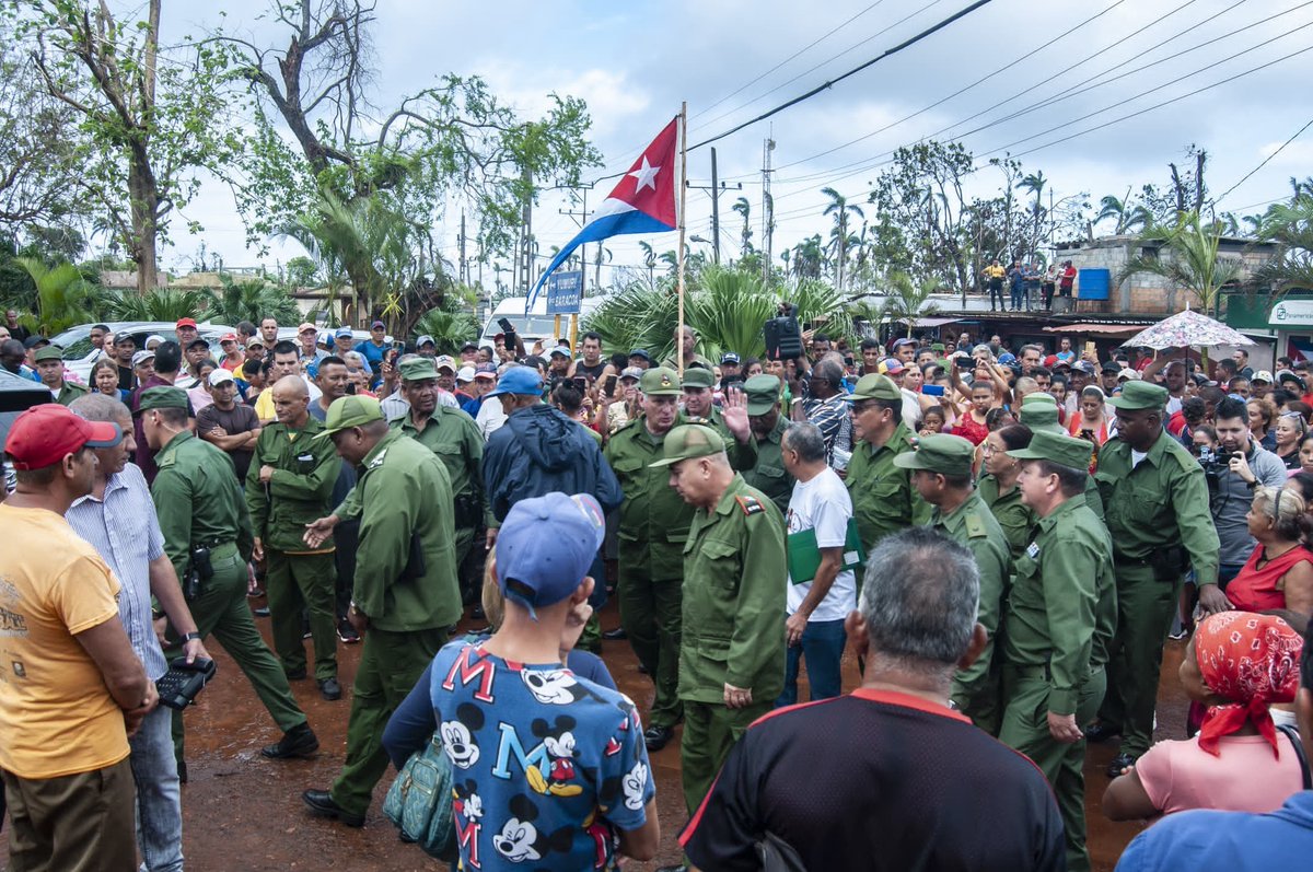 No hay descanso en #Cuba
Las visitas están cubriendo las prioridades en todo el país con nuestro presidente <a href="/DiazCanelB/">Miguel Díaz-Canel Bermúdez</a> y el equipo de la <a href="/PresidenciaCuba/">Presidencia Cuba 🇨🇺</a> 
Historias de vidas que conmueven y marcan las emociones hoy de los cubanos #UnidosXCuba #AduanadeCuba