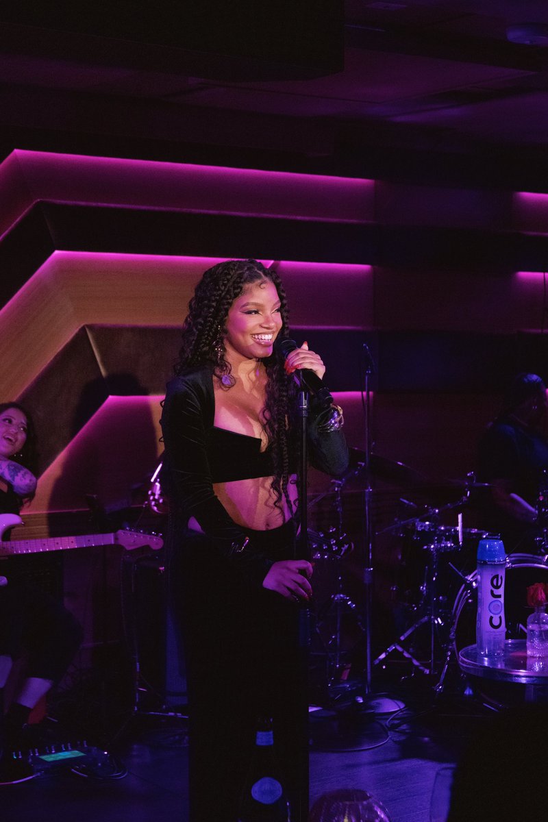 HalleBailey's tweet photo. last night was magical 🖤✨you all sold out my very first intimate show at the sun rose 🌹 it felt so nice previewing some new music and performing my songs ✨🌹back again next week ! https://t.co/4I4z7YV8ub
