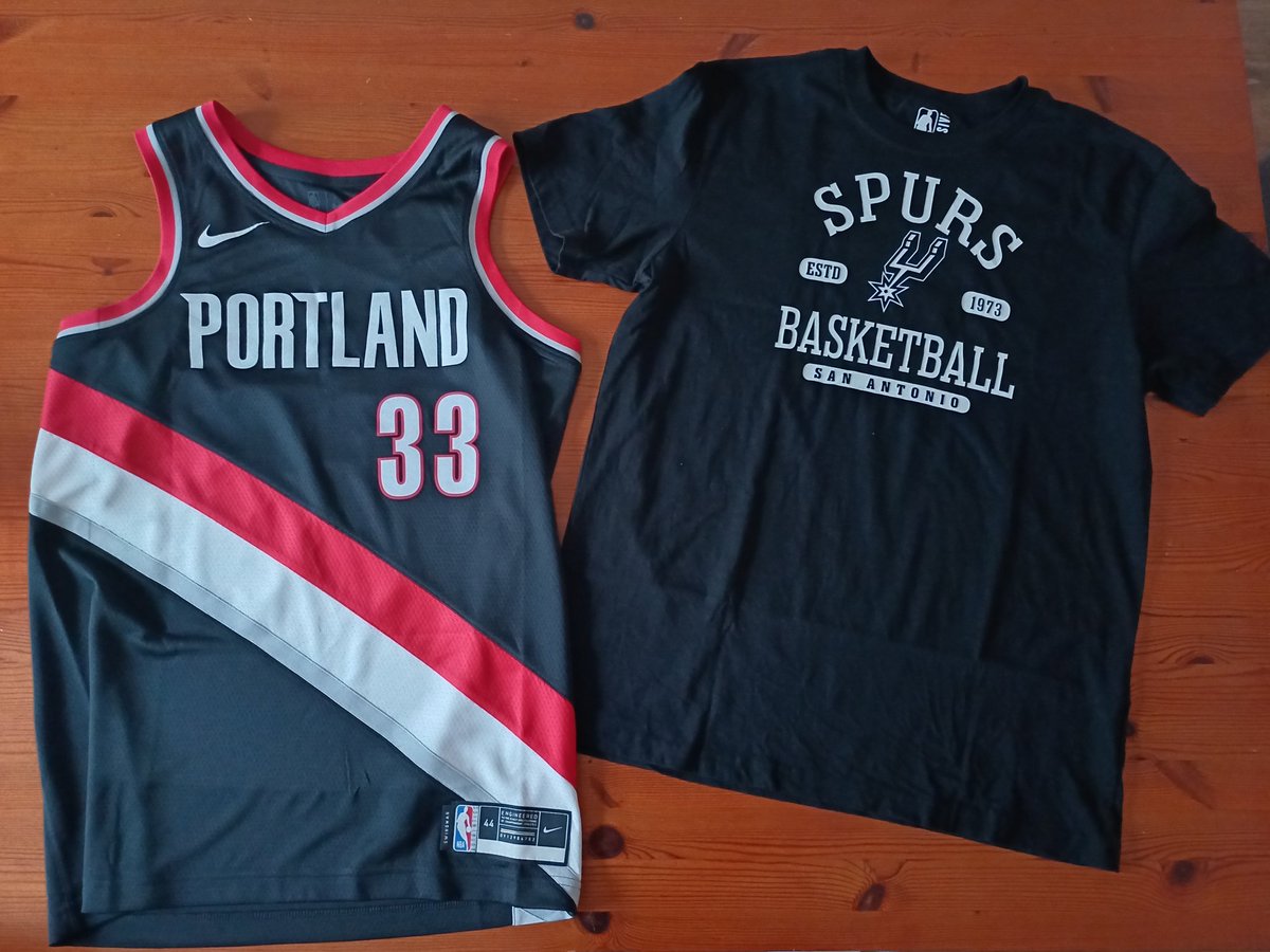 Encore un énooorme merci à<a href="/ShowtimeSorare/">Grit and Grind NBA</a> pour goodies ! Mieux que mes rewards sur sorare. Vivement la prochaine soirée quiz pour battre <a href="/PepiteSorareNBA/">Pépite Sorare Média</a> cette fois !